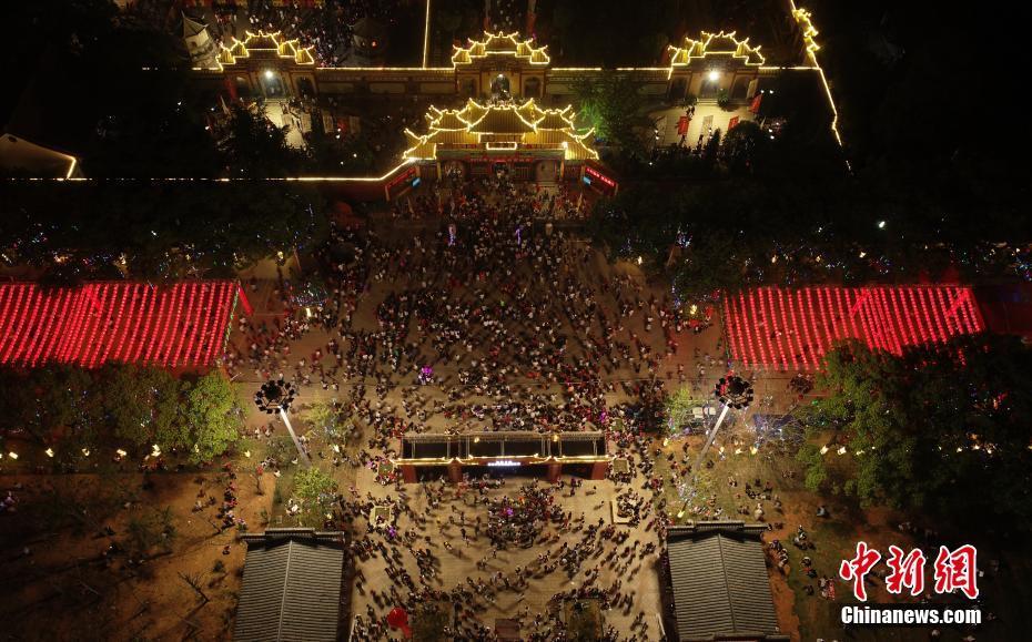 南昌西山万寿宫庙会盛况十余万游客祈福参观