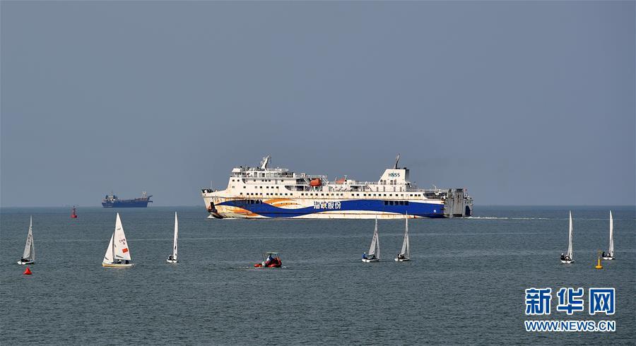 9月13日,一艘客滚船从海口港驶出