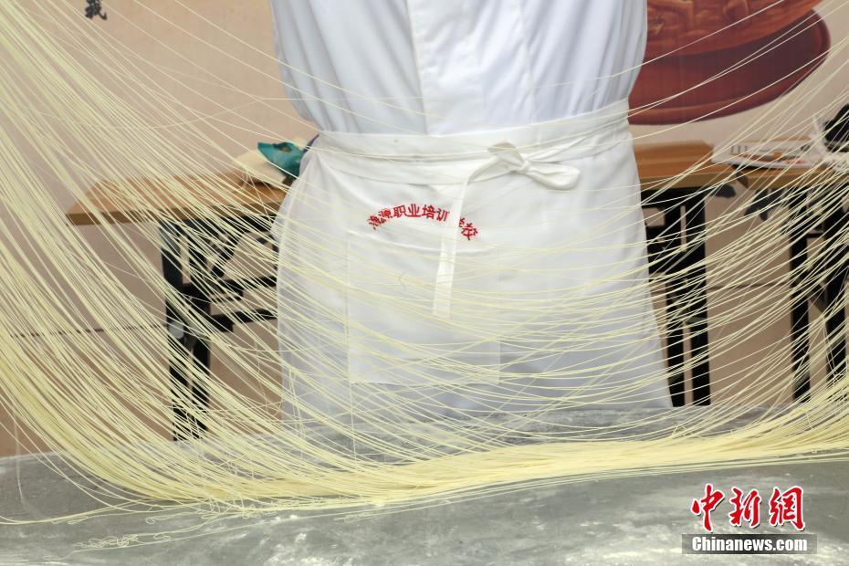 青海举行首届拉面技能大赛 拉面师傅秀技艺
