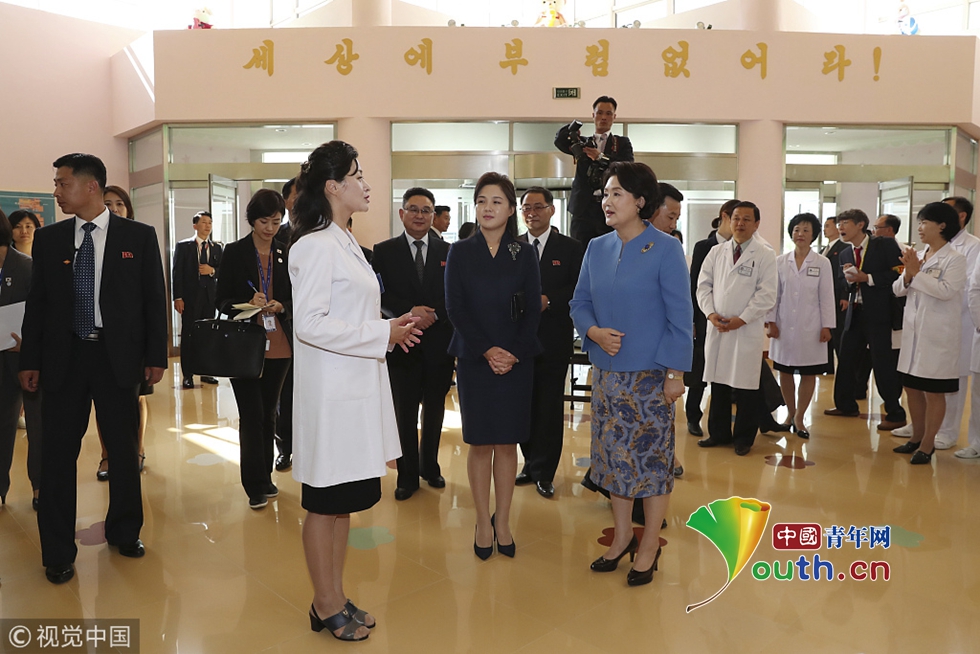 韩朝"第一夫人"参观医院和大学