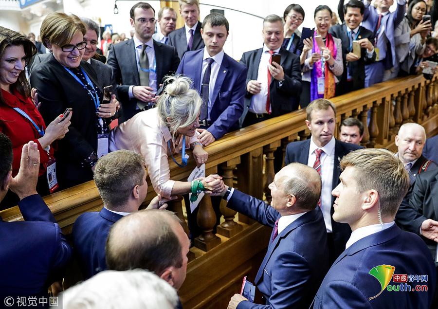 俄罗斯总统普京出席第二届欧亚妇女论坛受追捧,拍照握手忙不迭.同片