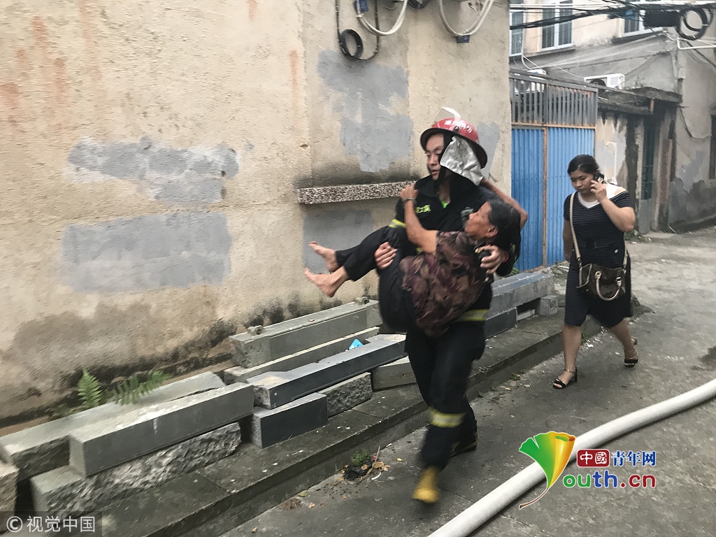 消防员公主抱救出火场被困七旬老人
