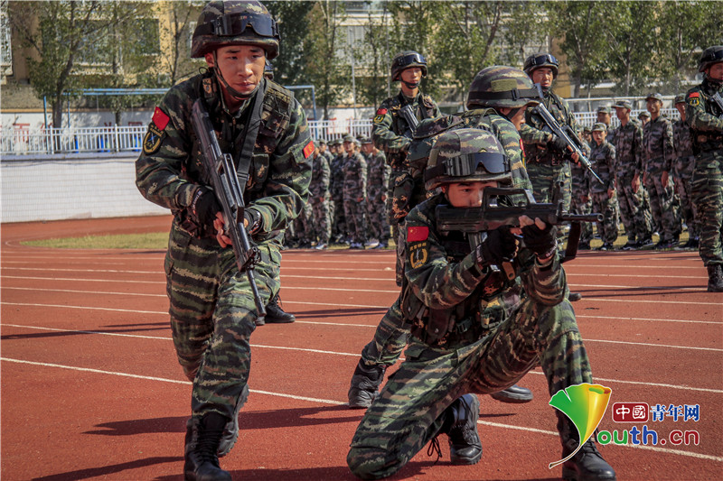 武警完成驻地大学生军训工作 现场气势恢宏