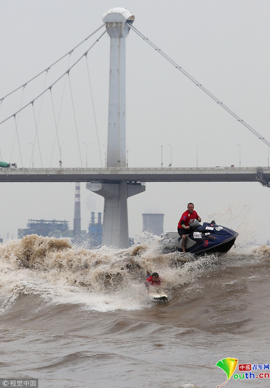 杭州钱江江面上,冲浪弄潮儿英姿飒爽.