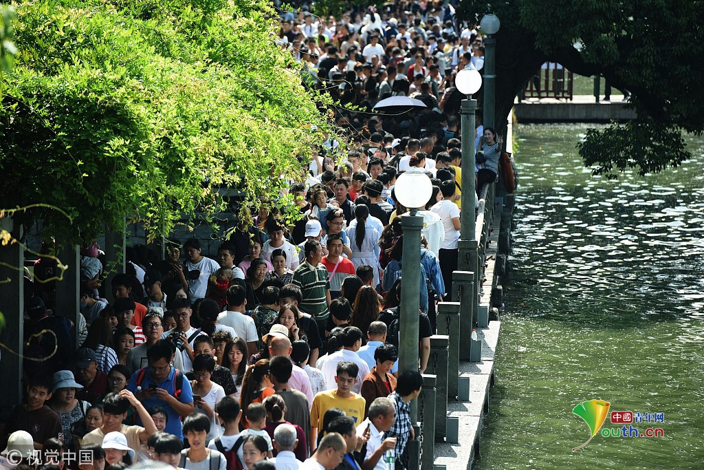 杭州迎来国庆长假旅游高峰 西湖进入人海模式