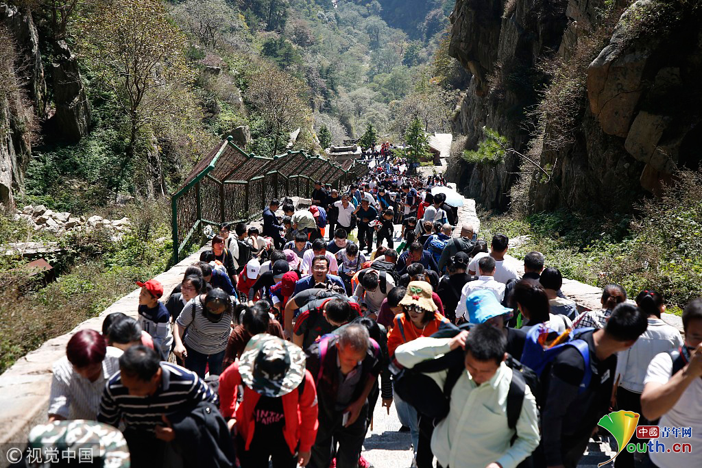 国庆假期第二天泰山迎来游客高峰
