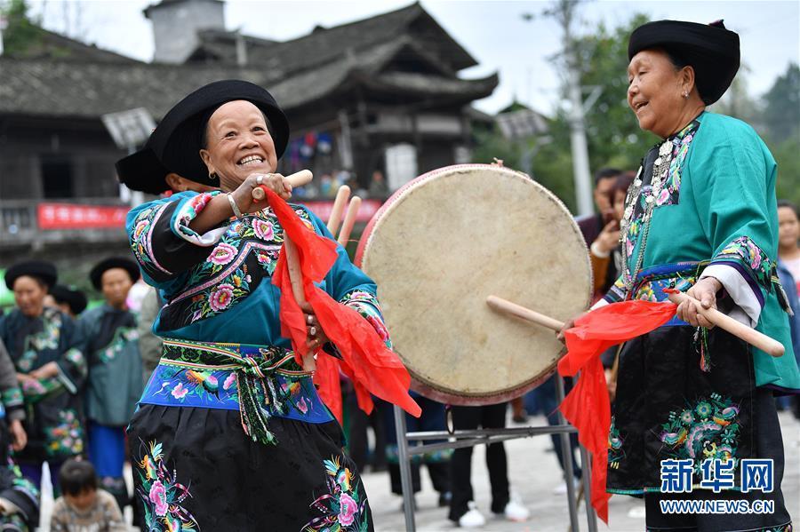 10月3日,在湖南省湘西土家族苗族自治州花垣县双龙镇板栗寨村,苗族