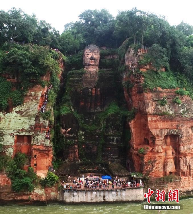 四川乐山4万多游客排队一睹大佛真容