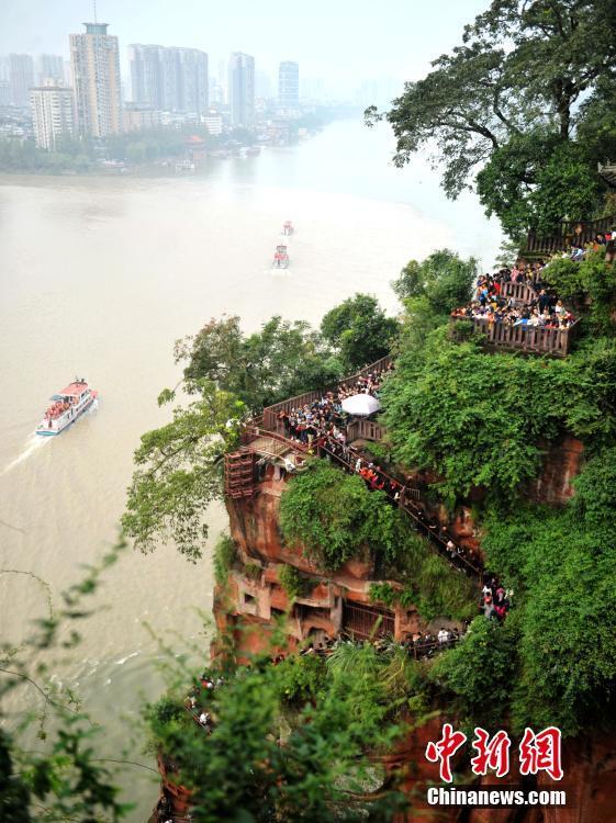 四川乐山4万多游客排队一睹大佛真容_新闻频道__中国青年网