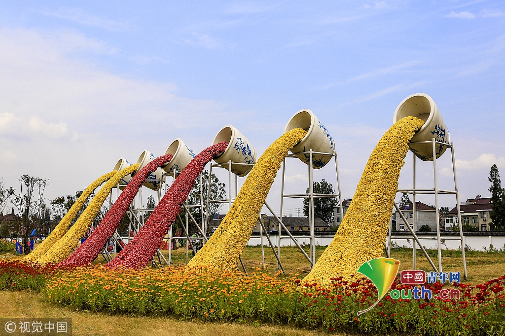 向日葵花海漂亮夺目 吸引游客前往欣赏秋日美景