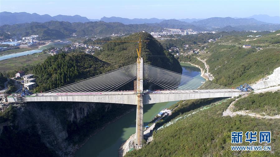 在湖南省張家界市桑植縣拍攝的黔張常鐵路長灣澧水大橋(10月29日無人