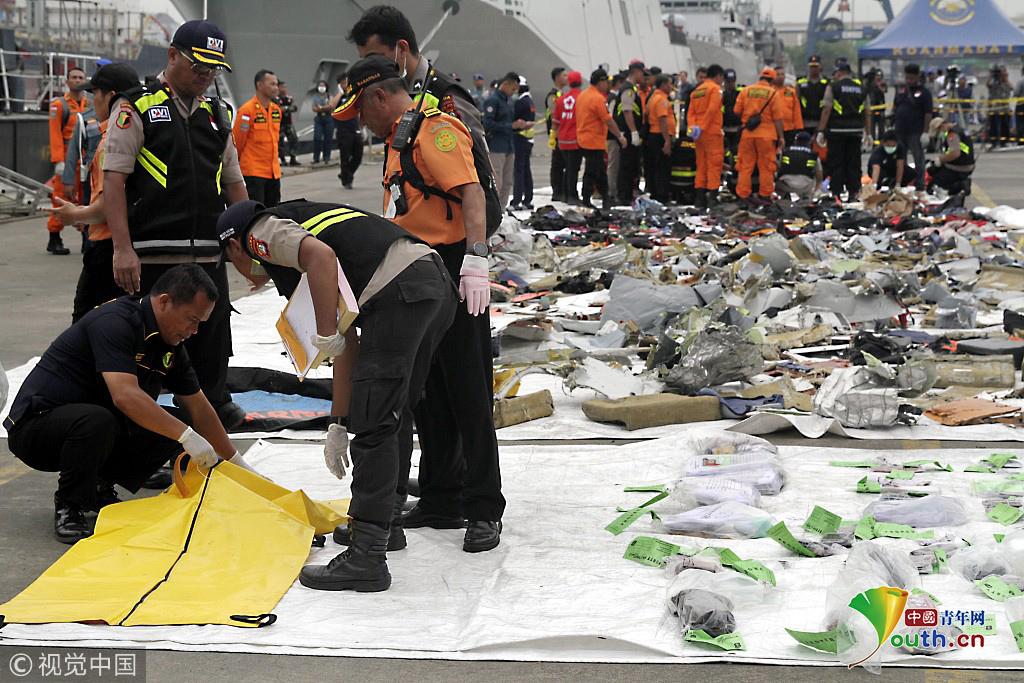 印尼继续打捞狮航坠机残骸和遗体遇难者遗物摆满一地46