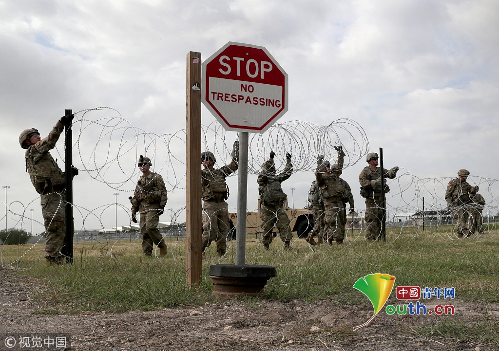 美国士兵部署美墨边境点 铺设铁丝网应对移民大军压境