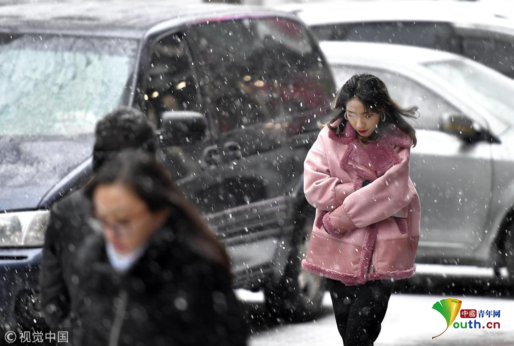 乌鲁木齐迎雨雪降温天气 风雪中民众脚步匆匆