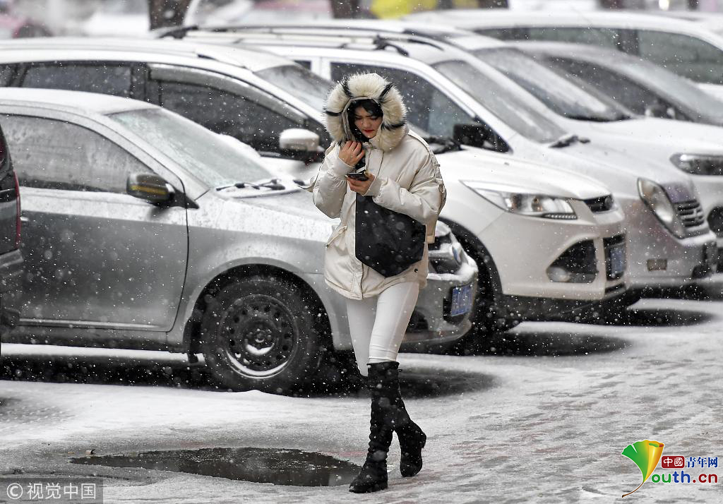 乌鲁木齐迎雨雪降温天气风雪中民众脚步匆匆