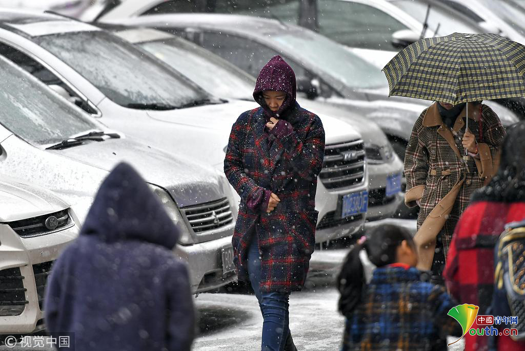 乌鲁木齐迎雨雪降温天气 风雪中民众脚步匆匆