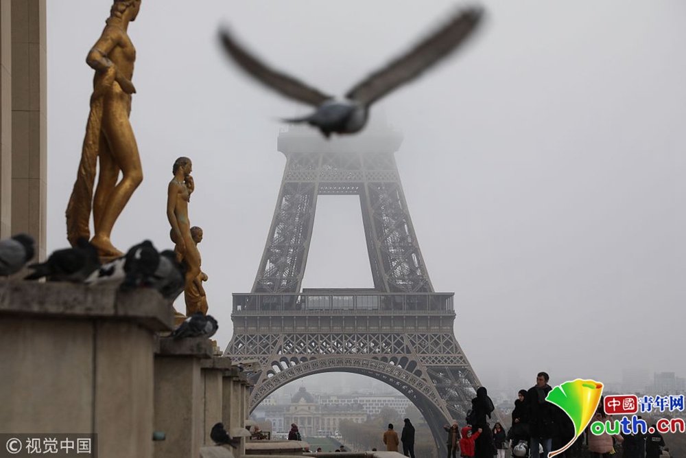 法国巴黎遇大雾天 埃菲尔铁塔开启半隐身模式