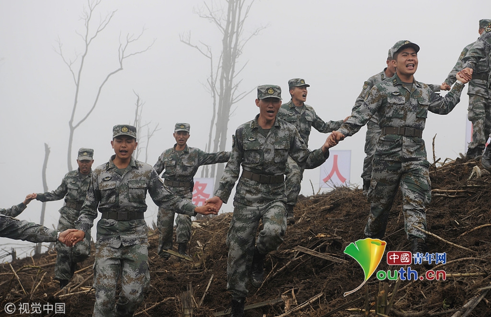 中越邊境雲南段掃雷完成 官兵手牽手趟