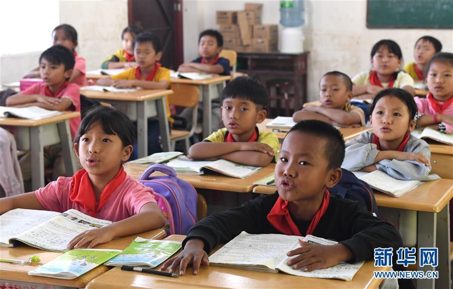 云南西双版纳基诺山基诺族乡民族小学学生在上语文课(11月20日摄.