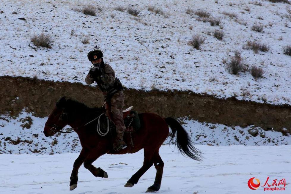 按战马的标准训练军马 马上射击等课目上演
