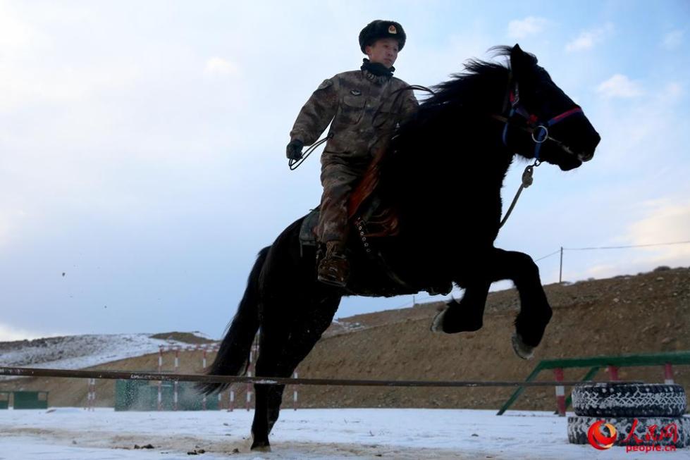 按战马的标准训练军马 马上射击等课目上演