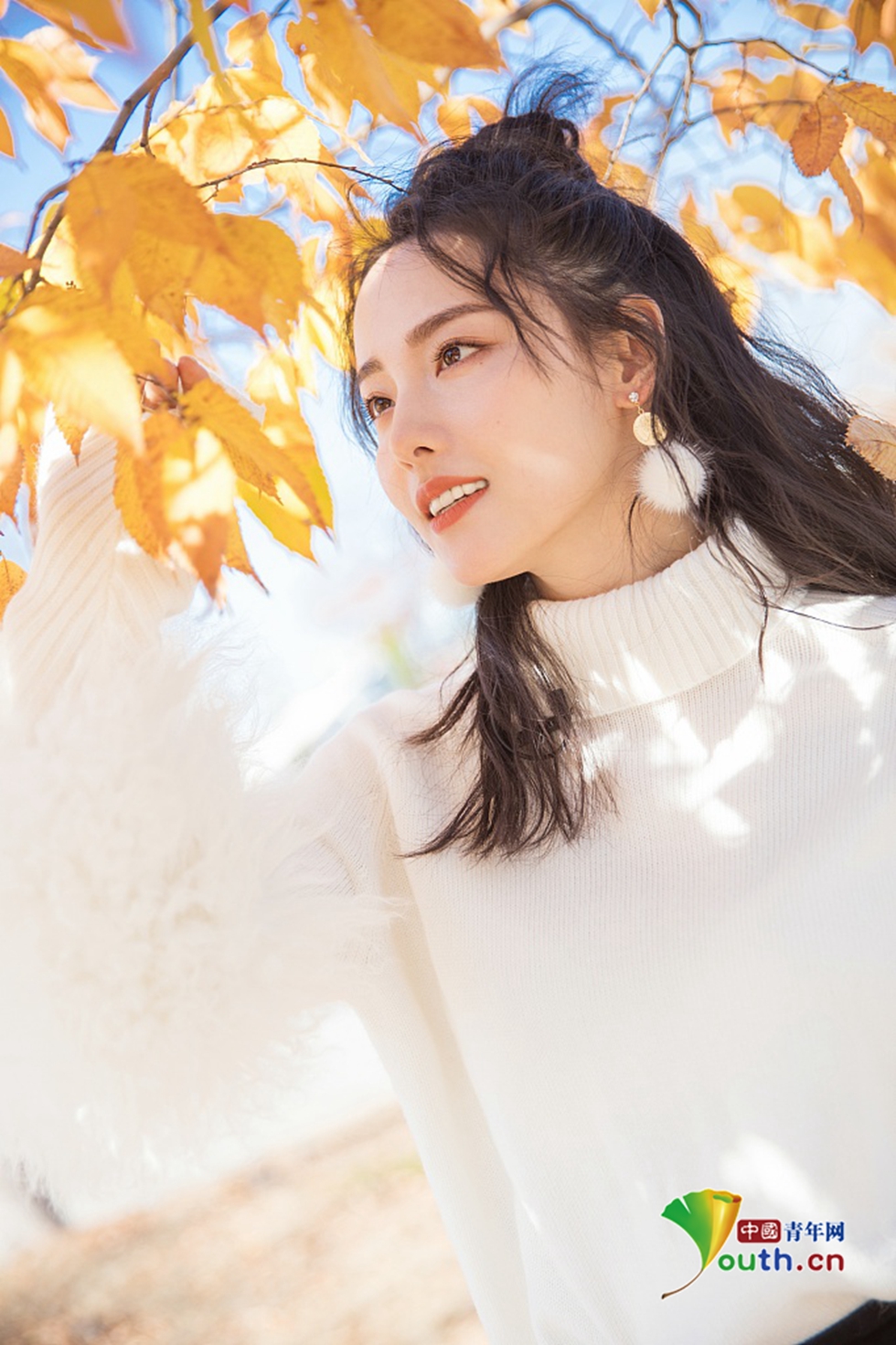 辣妈张嘉倪扎丸子纯白暖心写真曝光回归少女风34