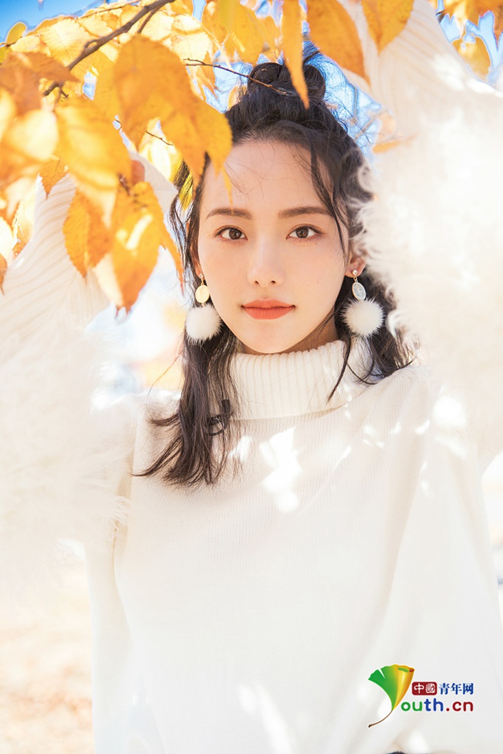 "辣妈"张嘉倪扎丸子纯白暖心写真曝光 回归少女风