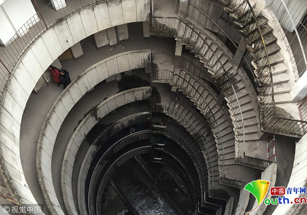 重庆再添新景观 公交车穿8层空心圆筒楼