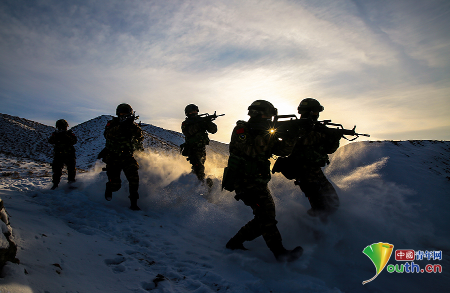 25武警战士破冰碾雪踏戈壁直击武警甘肃总队嘉峪关片区特战官兵大练兵
