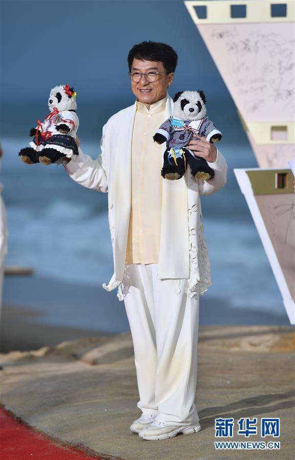 12月16日,演员成龙亮相电影节闭幕式红毯仪式.