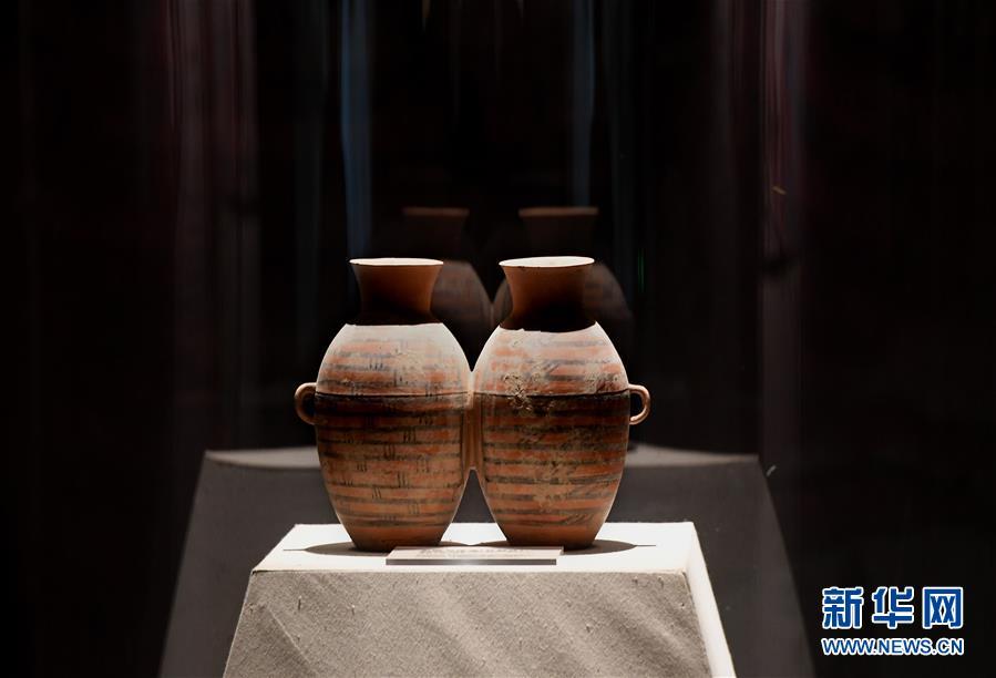 这是河南郑州大河村遗址博物馆内展示的彩陶双联壶复制品(12月11日摄)