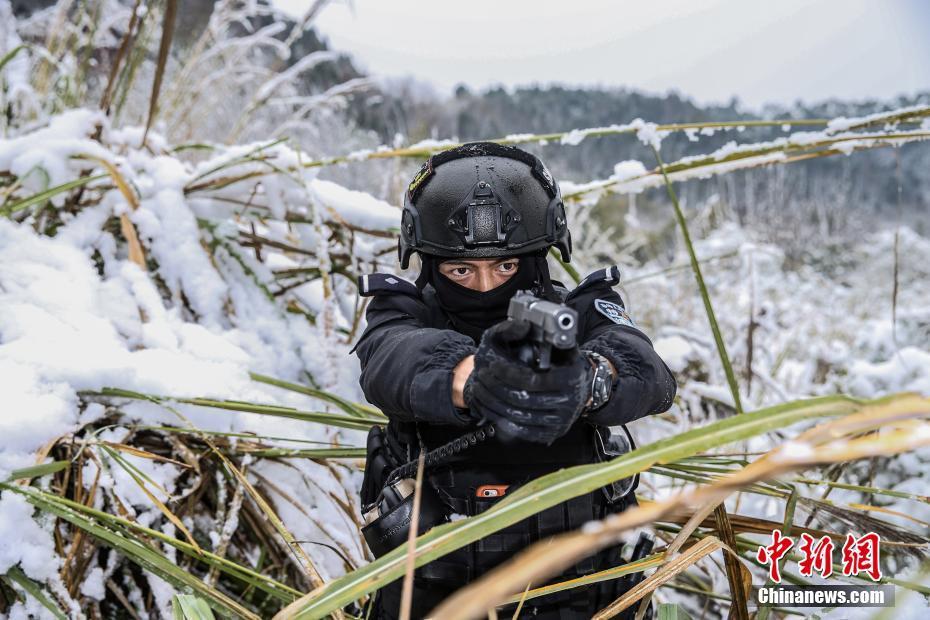 四川德阳特警开展雪地冬训
