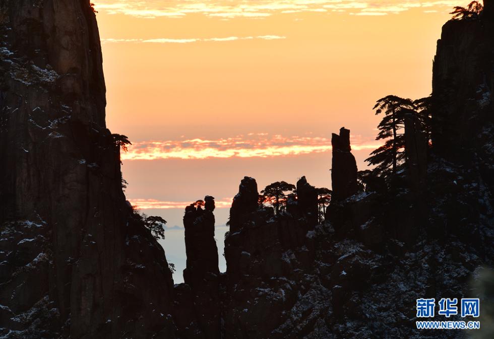 红日映雪霁 巧石对弈仙