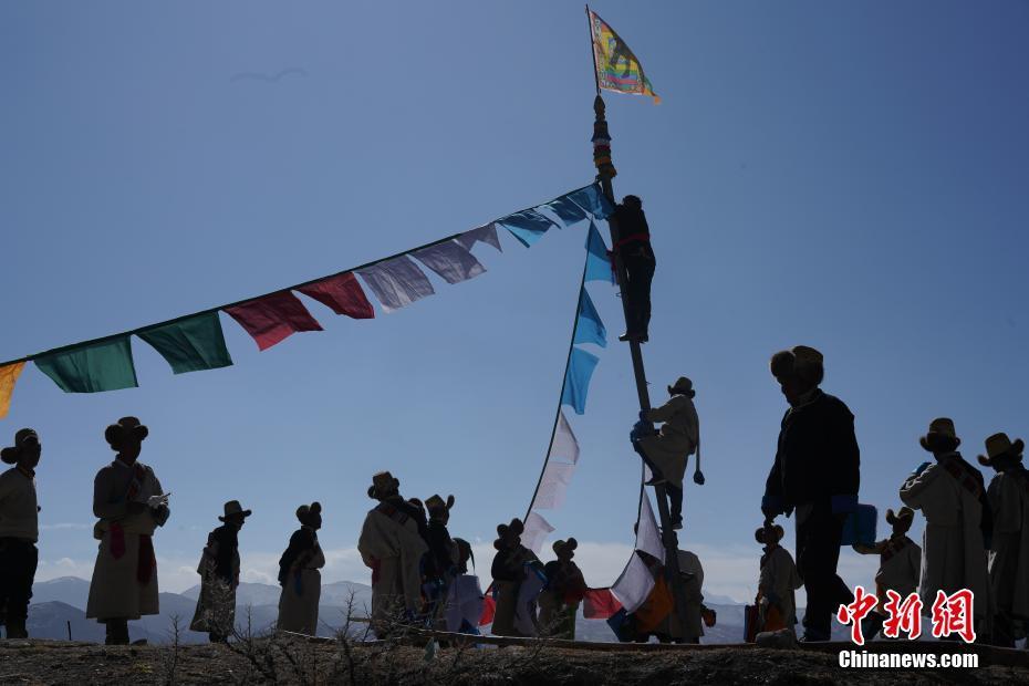西藏尼木县尼木乡民众在山上挂起新的经幡.文/何蓬磊 图/桑单平措