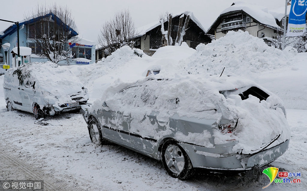 欧洲多地遭暴雪袭击 房屋被埋积雪成灾