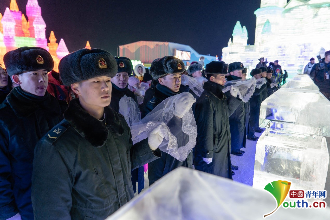 哈尔滨冰雪大世界首次上演军人冰雪婚礼