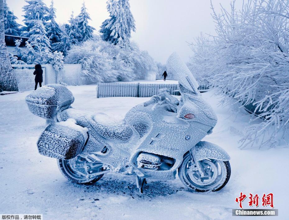 德国低温天气 摩托车停户外被冰封