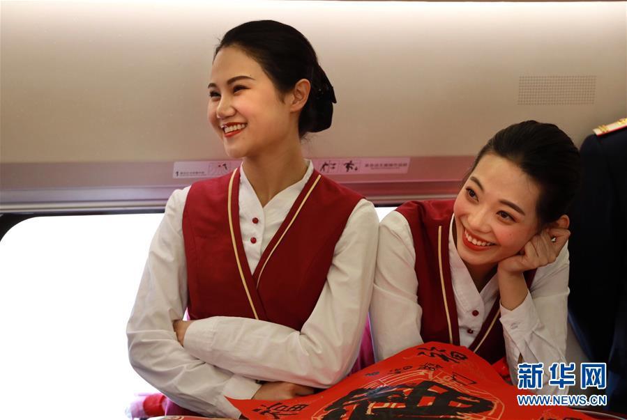 全国运行时间最长高铁上的欢歌笑语