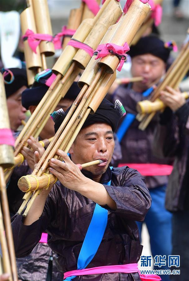 2月7日,苗族群众在联谊活动中吹芦笙 新华社记者 黄孝邦 摄