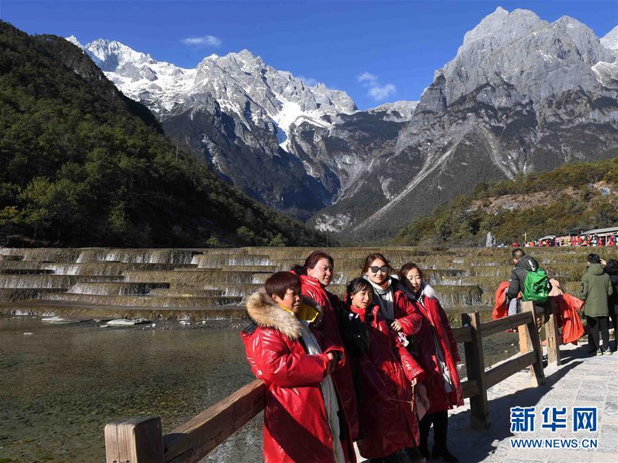 2月14日,游客在丽江玉龙雪山蓝月谷留影.