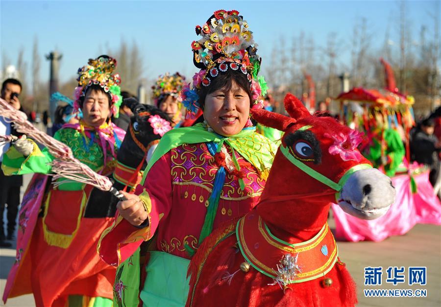 2月16日,民间艺人在河北省肃宁县举办的民俗文化展演活动上表演"跑