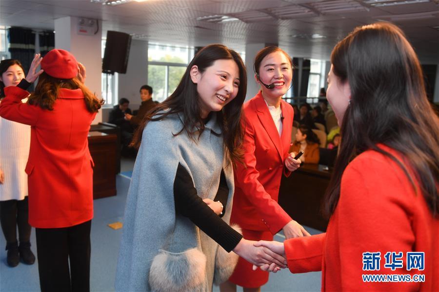 3月8日,合肥市南门小学桐城路校区的女教师在上礼仪课.