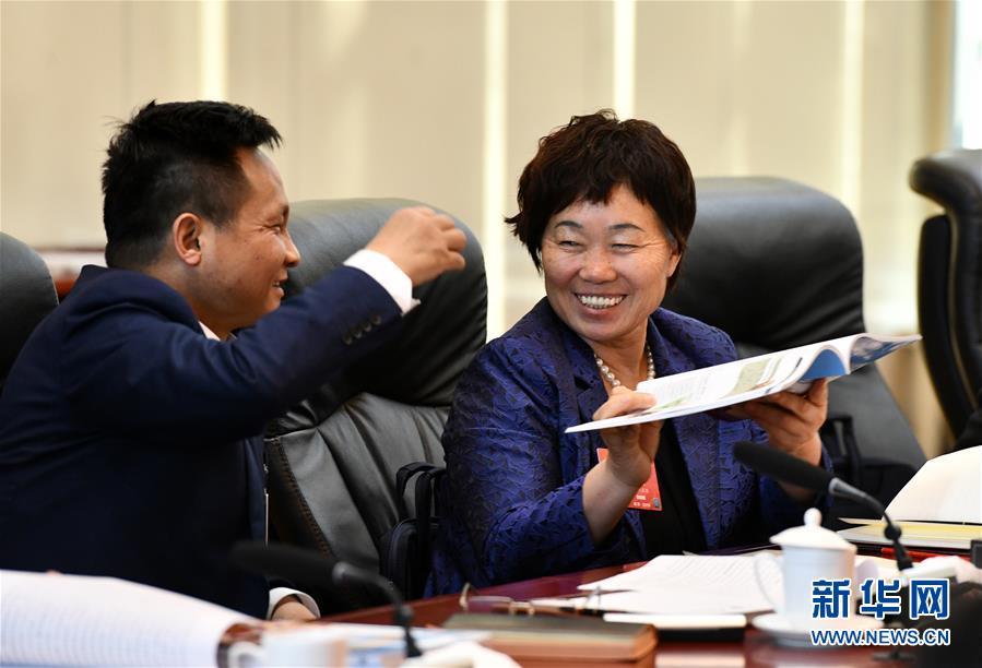 3月7日,杨宝玲(右)在十三届全国人大二次会议天津代表团小组会议