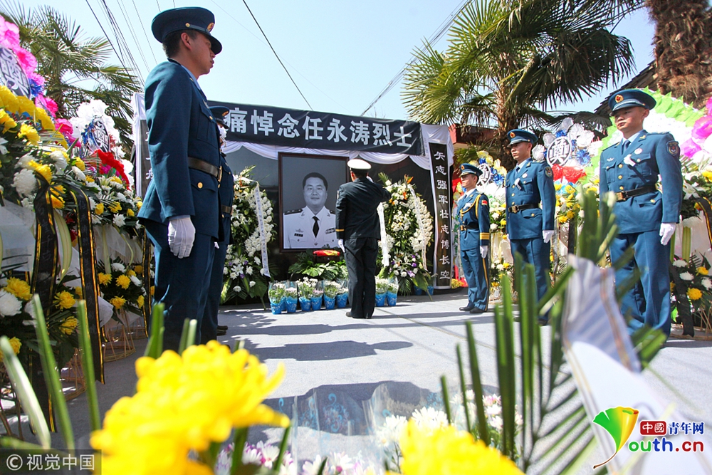 失事战机飞行员魂归故里数千群众夹道迎接烈士回家