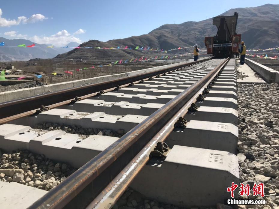 川藏铁路八宿站图片