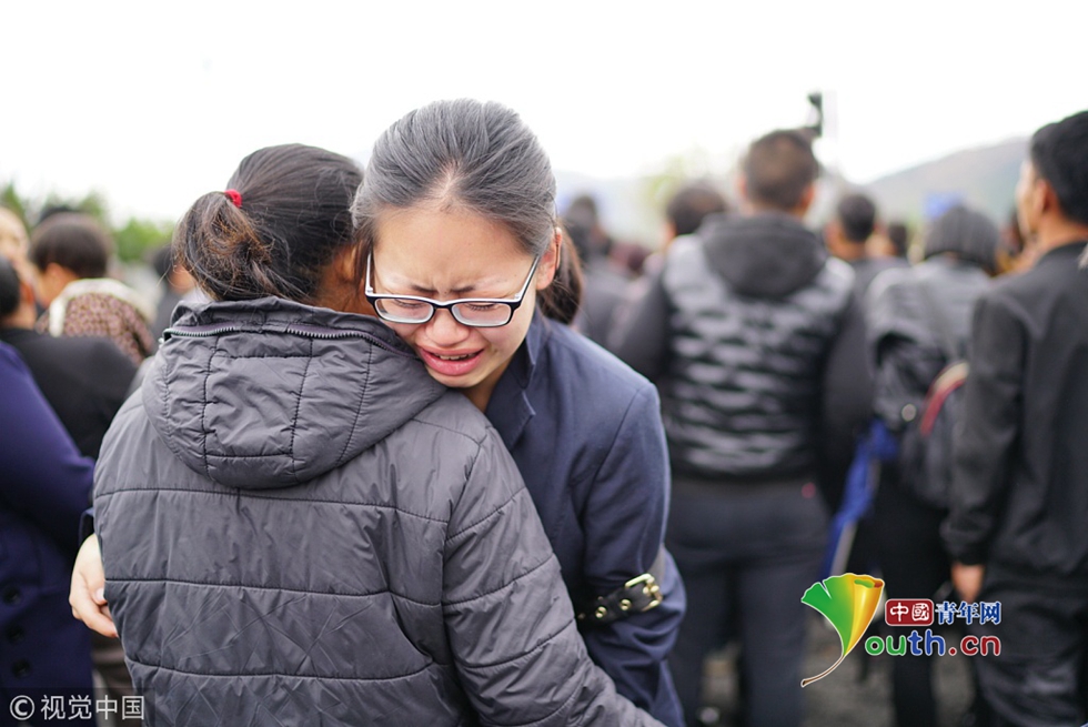 满城悲伤众市民为木里森林火灾牺牲烈士送行