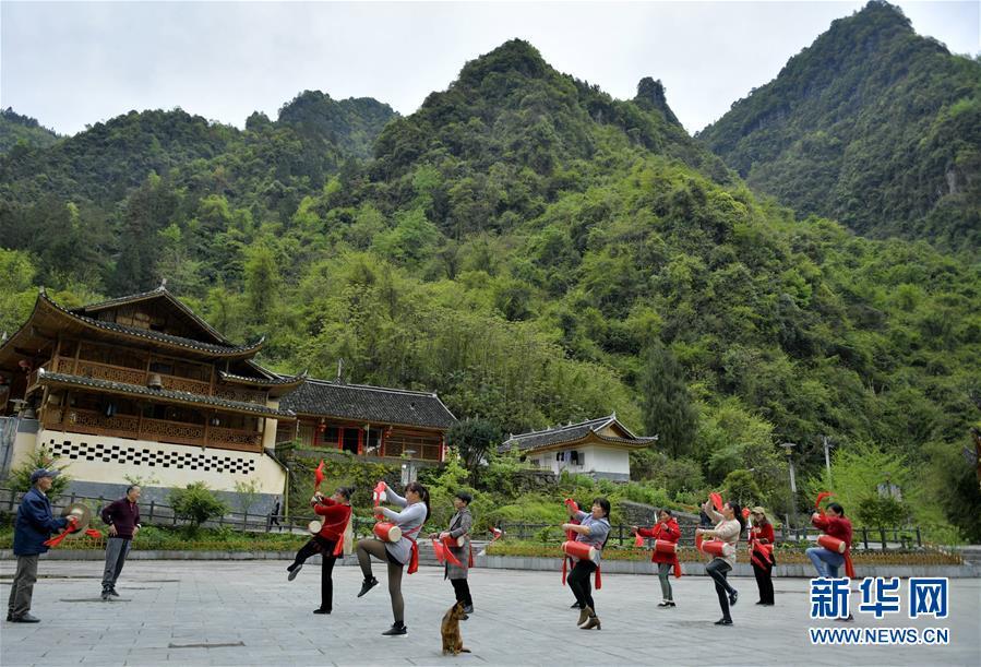 4月14日,湖北省宣恩县长潭河侗族乡两溪河村村民练习打腰鼓.