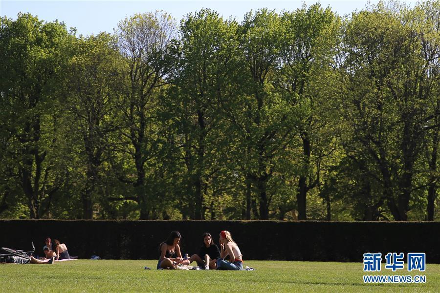 4月19日,人们在比利时布鲁塞尔的五十周年纪念公园休息,游玩.
