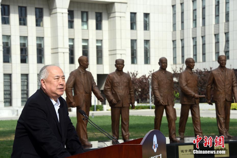 钱学森与"航天四老"铜像雕塑群在北京落成