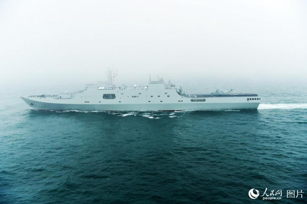 图为987五指山舰接受检阅.人民网记者 雷声摄